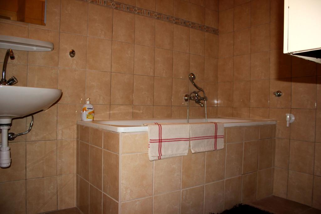 Veva Apartman - Eger Maganszallashely Екстериор снимка