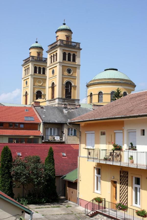 Veva Apartman - Eger Maganszallashely Екстериор снимка